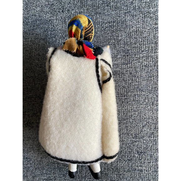 VINTAGE 1960s Peruvian Girl Doll with Wool Yarn Spindle in hands - Picture 4 of 4